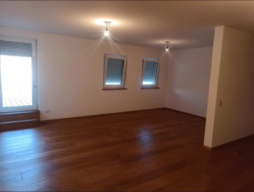 HomestagingKIEin Bild von einer Wohnung mit Schild zum Vermieten